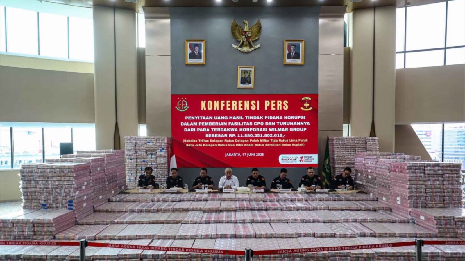 Konferensi pers Kejaksaan Agung dengan tumpukan uang sitaan Rp11,8 triliun dari perkara korupsi CPO, Juni 2025