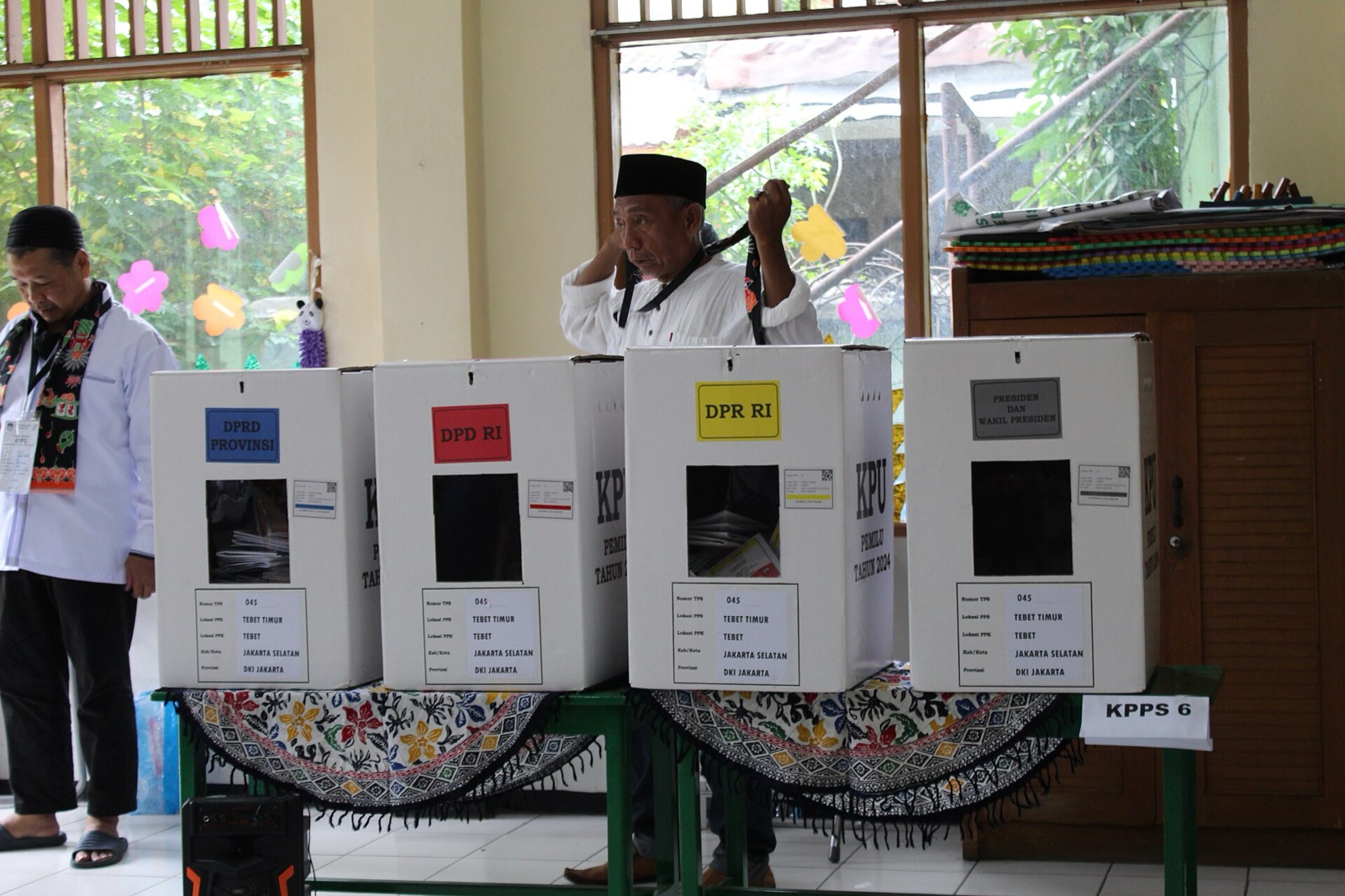 Empat kotak suara di TPS 045 Tebet Timur, Jakarta, pada Pemilu 2024