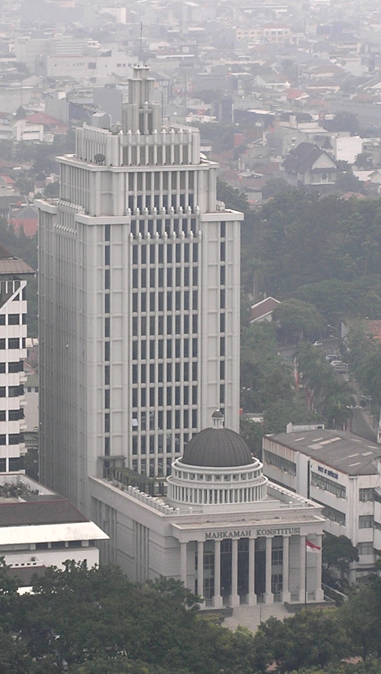 Gedung Mahkamah Konstitusi di Jakarta dengan kubah dan tulisan Mahkamah Konstitusi, dilihat dari ketinggian