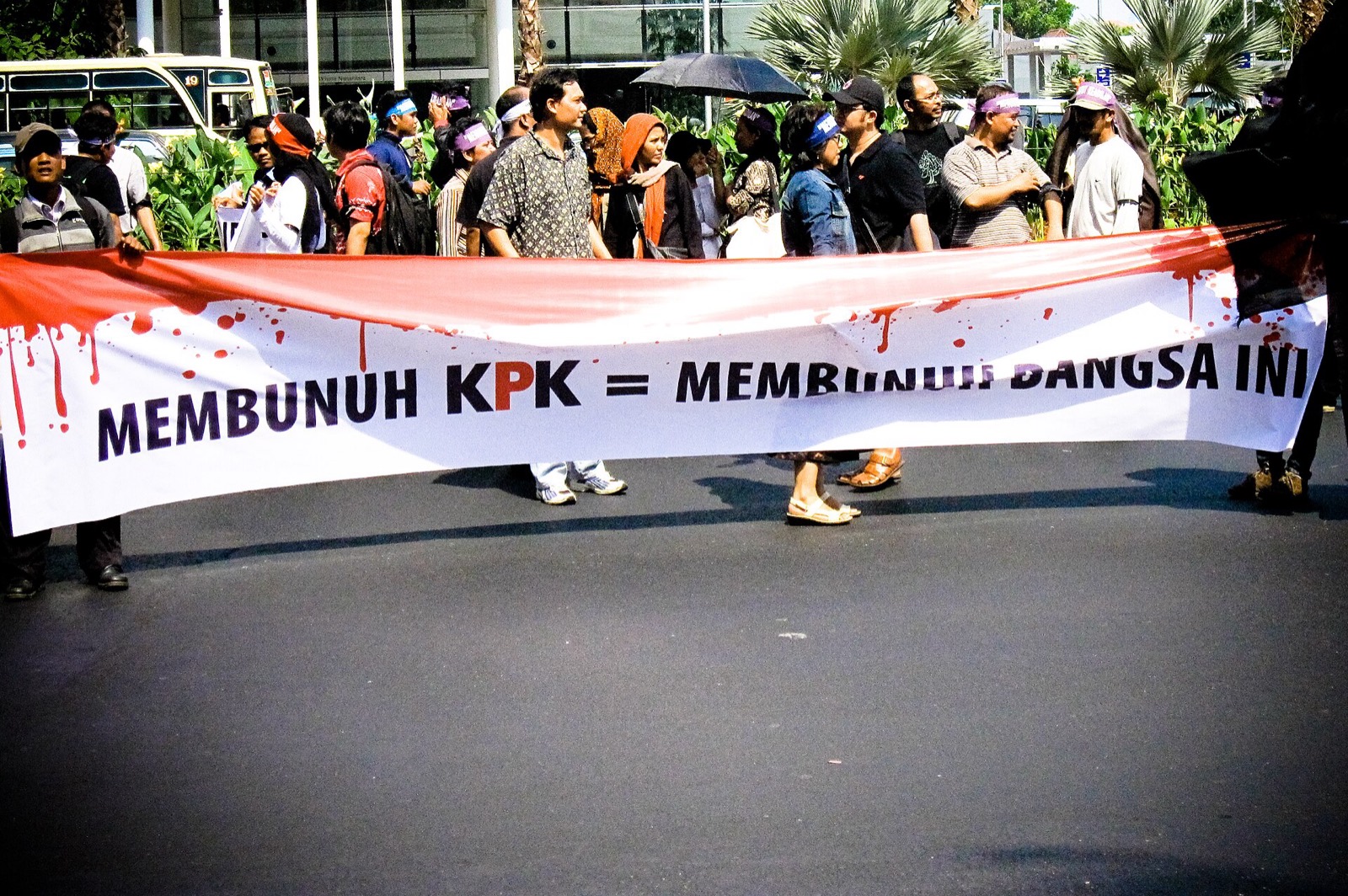 Spanduk aksi mendukung KPK tahun 2009 bertuliskan Membunuh KPK sama dengan membunuh bangsa ini