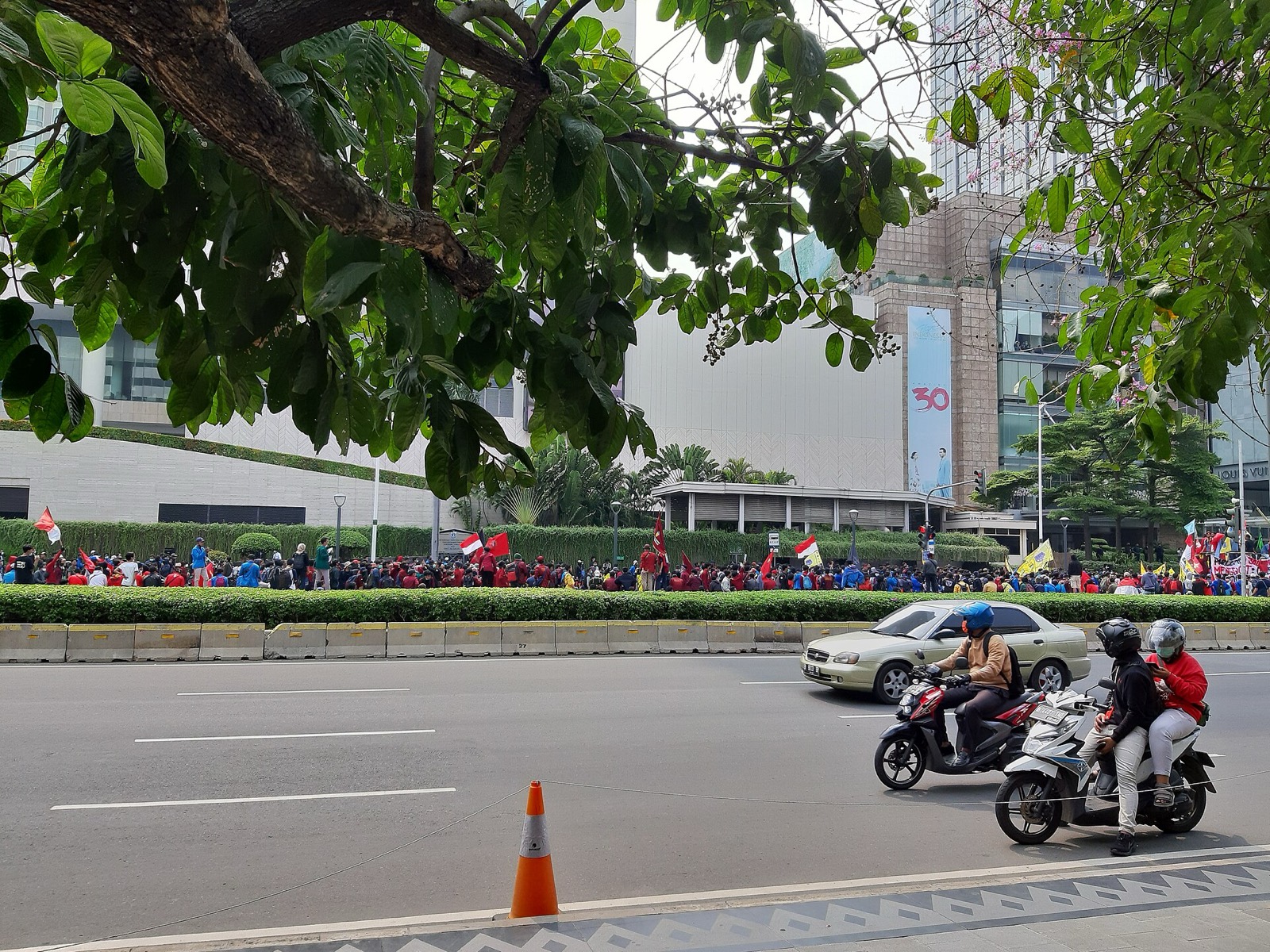 Massa unjuk rasa menolak UU Cipta Kerja berkumpul di sepanjang Jalan M.H. Thamrin, Jakarta