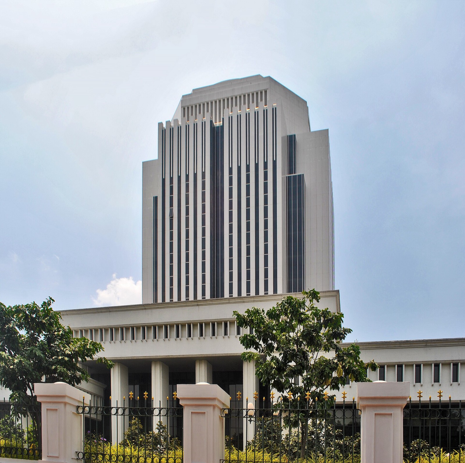 Gedung Mahkamah Agung Republik Indonesia dilihat dari Jalan Veteran III, Jakarta