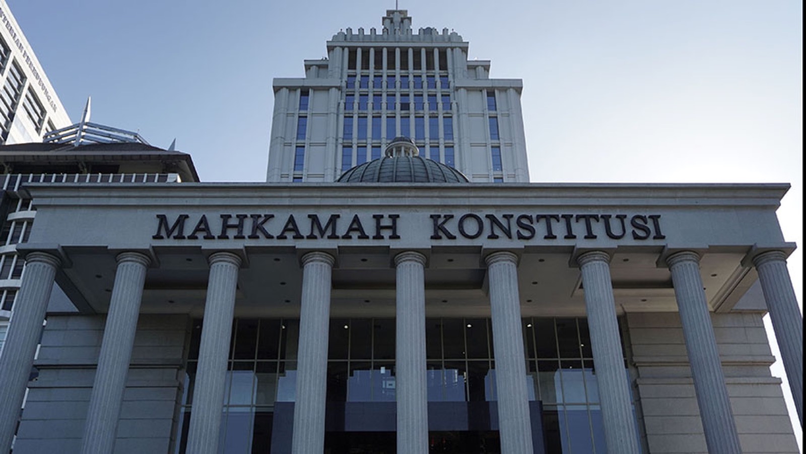 Fasad gedung Mahkamah Konstitusi di Jakarta dengan deretan pilar putih