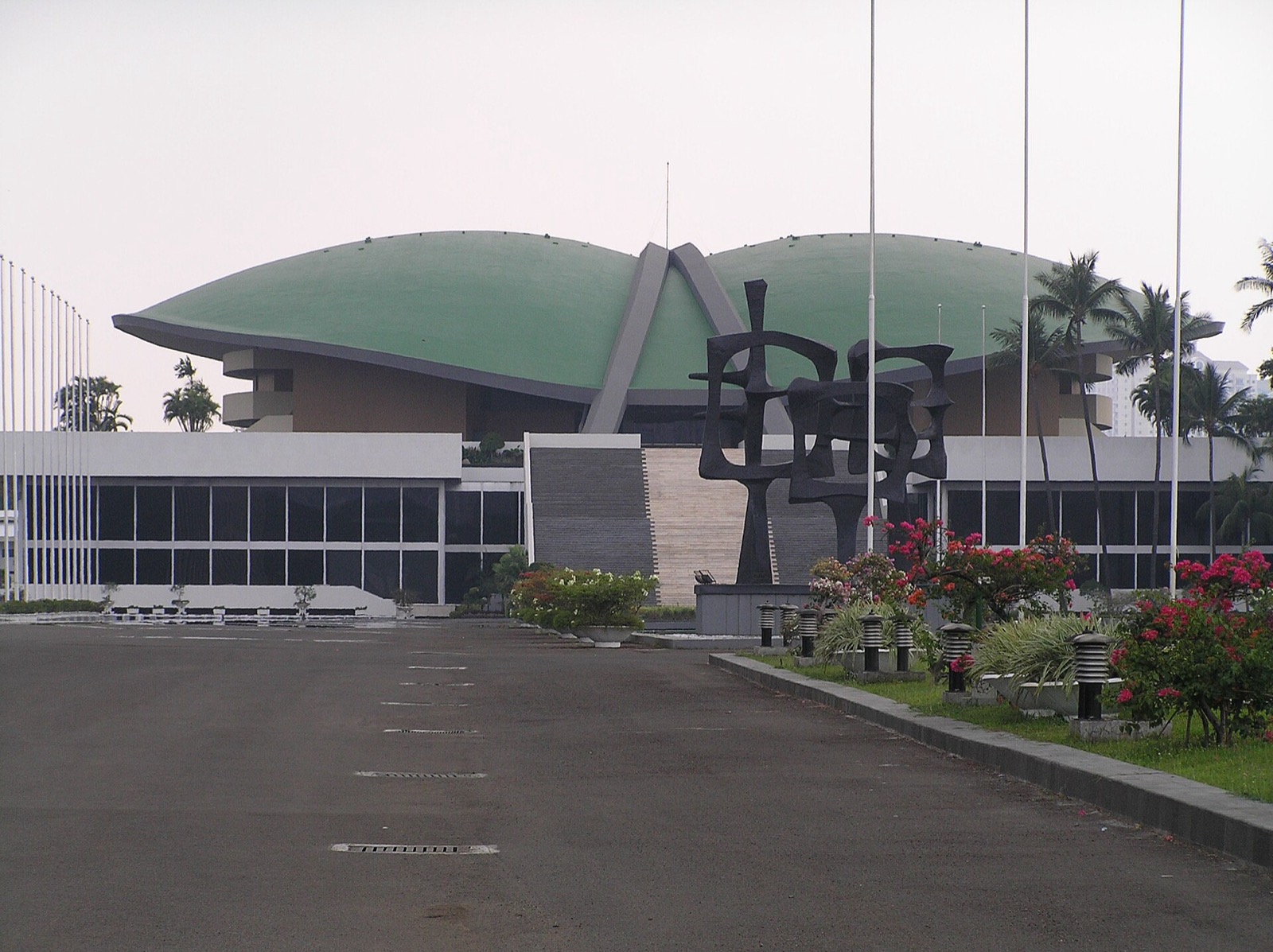Gedung MPR/DPR/DPD di Senayan, Jakarta, dengan atap kubah hijau