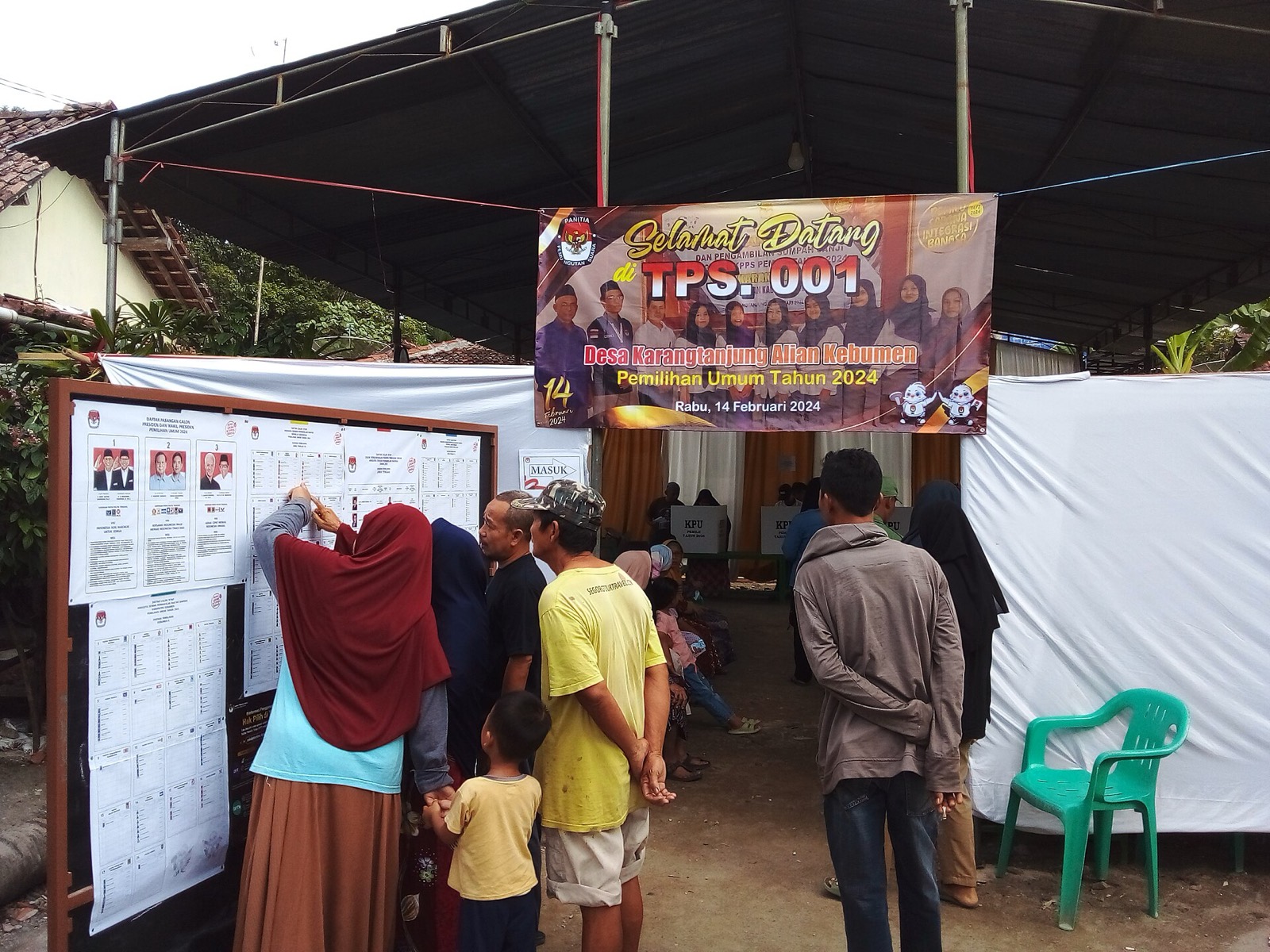 Warga membaca daftar calon yang ditempel di TPS 001 Desa Karang Tanjung, Kebumen, pada hari Pemilu 14 Februari 2024