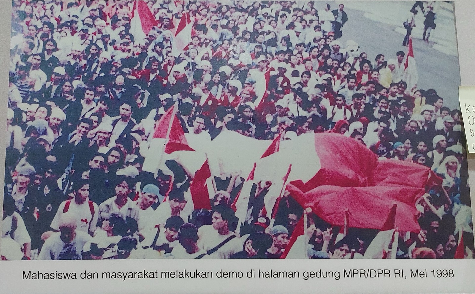 Foto arsip mahasiswa dan masyarakat berunjuk rasa di halaman gedung MPR/DPR, Mei 1998, dipajang di Museum DPR
