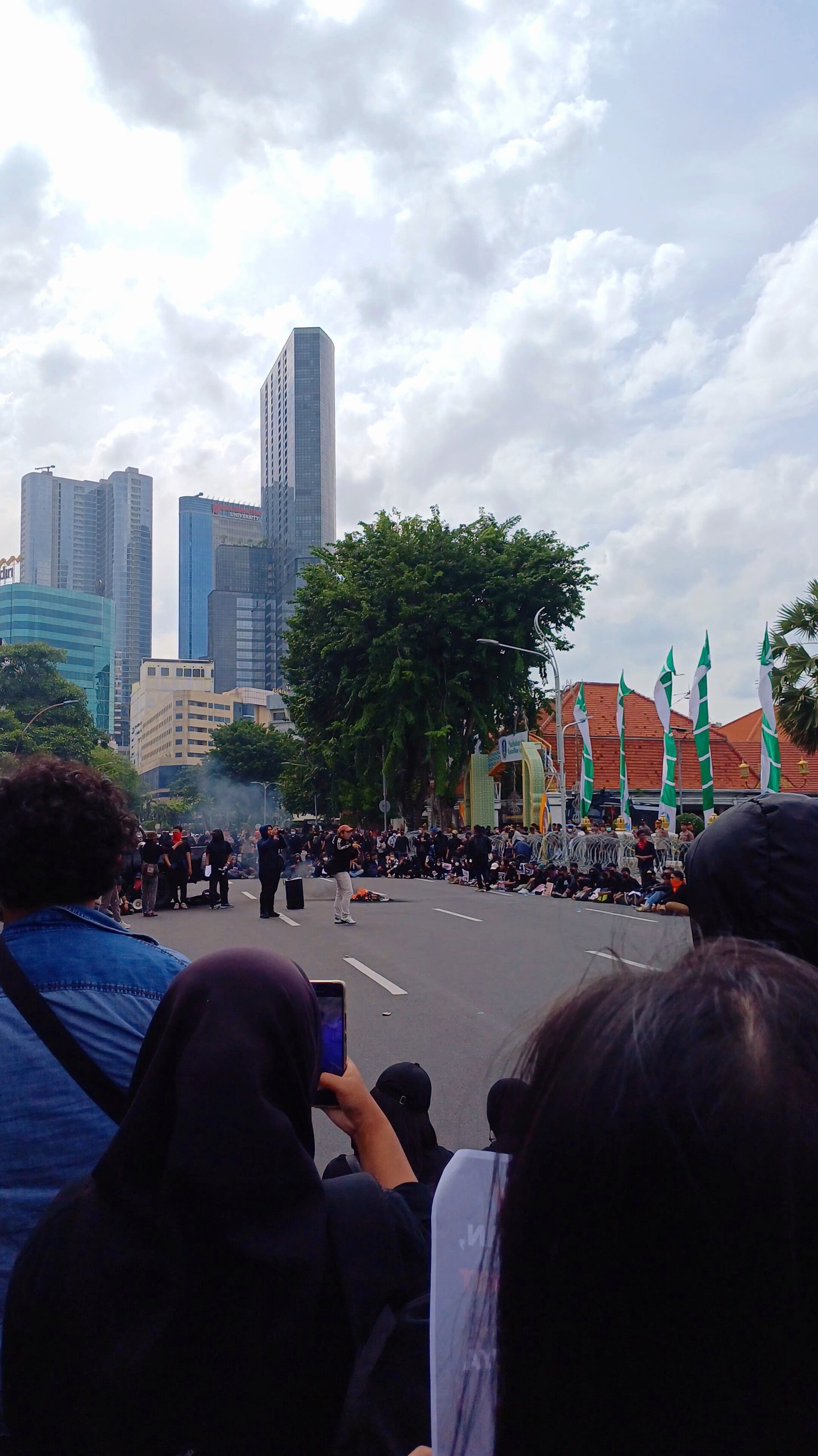 Unjuk rasa menolak UU TNI di depan Gedung Negara Grahadi, Surabaya, 24 Maret 2025